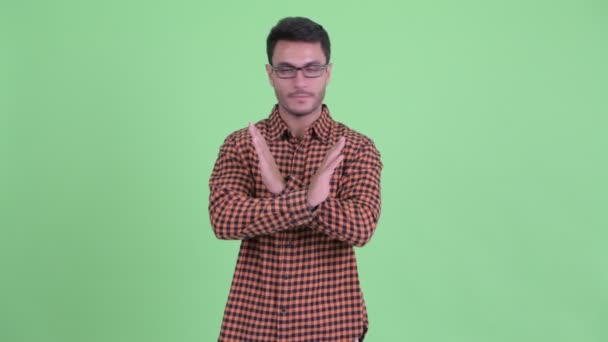 Hispanik muda serius hipster pria menunjukkan sikap berhenti — Stok Video