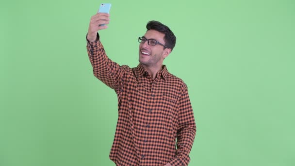 Gelukkige jonge Spaanse hipster man rekening selfie — Stockvideo