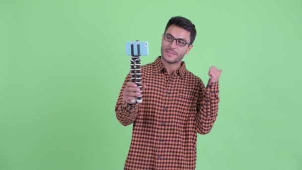 Feliz jovem hispânico hipster homem vlogging e mostrando telefone — Vídeo de Stock