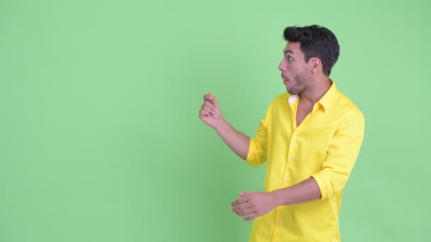 Heureux jeune homme d'affaires hispanique claquer des doigts et l'air surpris — Video