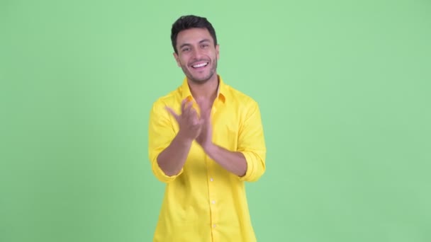 Szczęśliwy młody Hispanic biznesmen klaskanie ręce — Wideo stockowe