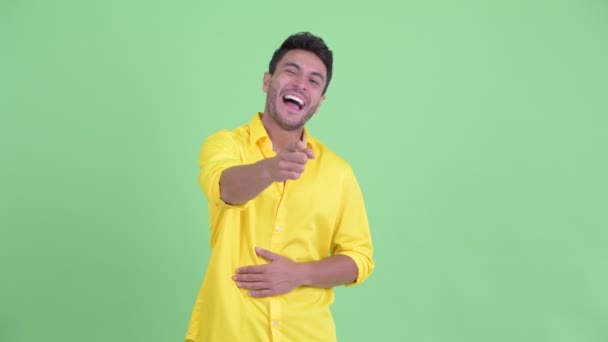 Happy Young Hispanic zakenman lacht en wijst op de camera — Stockvideo