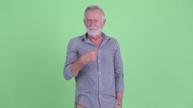 Kızgın kıdemli sakallı adam kamera işaret