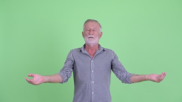 Šťastný starší vousatý muž odpočíváš s očima zavřených — Stock video