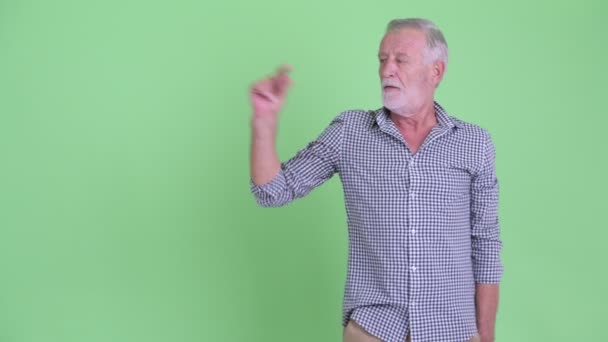 Щасливий старший бородатий чоловік стукає пальцями і дає великі пальці вгору — стокове відео