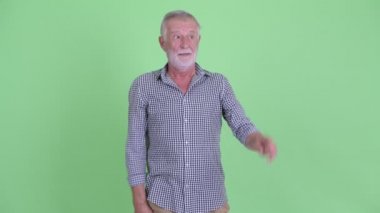 Mutlu kıdemli sakallı adam sunan ve bir şey dokunmadan