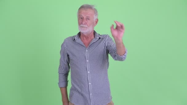 Ok işareti ile Mutlu üst düzey sakallı adam — Stok video