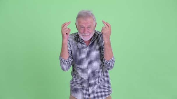 Uomo anziano barbuto che desiderano con le dita incrociate — Video Stock