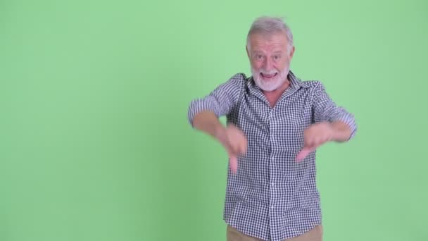Sérieux homme barbu senior claquant des doigts et donnant pouces vers le bas — Video