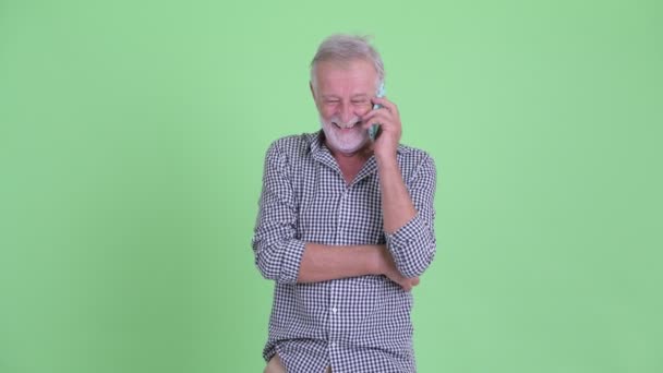 Lycklig Senior skäggiga man pratar i telefon — Stockvideo
