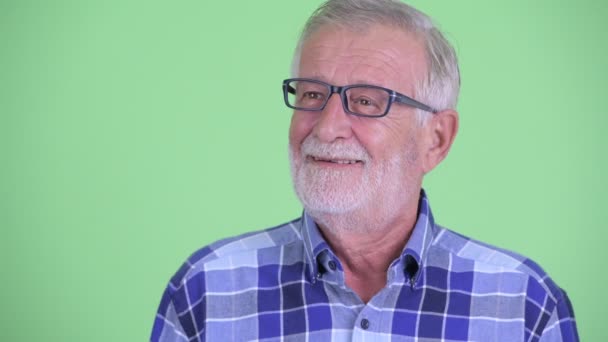Обличчя щасливого старшого бородатого хіпстера, який думає — стокове відео