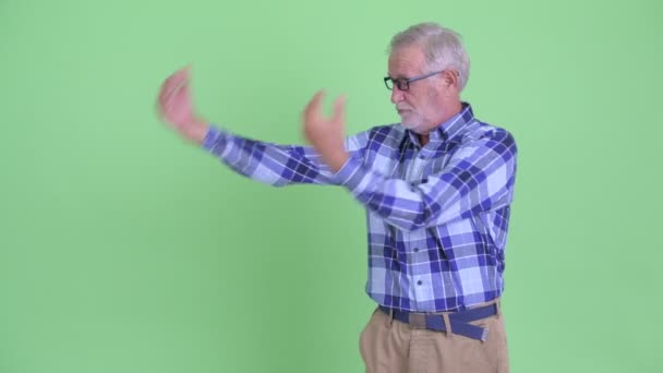 Happy Senior skäggiga hipster man visar något och ser upphetsad — Stockvideo