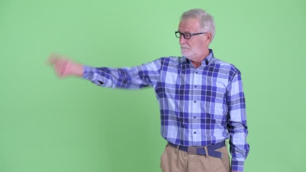 Happy Senior skäggiga hipster man knäppa fingrar och leende — Stockvideo