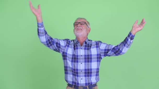 Ευτυχισμένος γέρος με γένια χίπστερ που πιάνει κάτι — Αρχείο Βίντεο