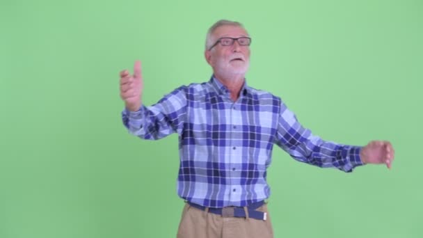 Gelukkige Senior bebaarde hipster man rondkijken en zich enthousiast voelen — Stockvideo
