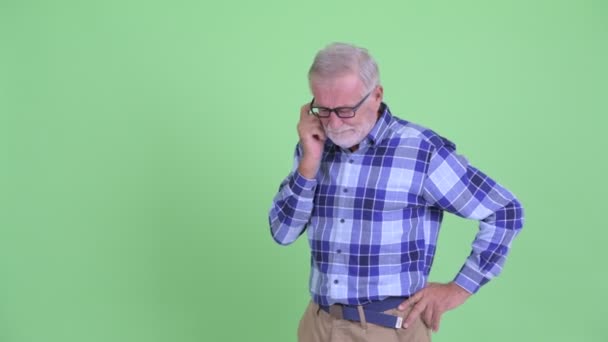 Наголошений старший бородатий хіпстер, який дивиться навколо і відчуває розчарування — стокове відео