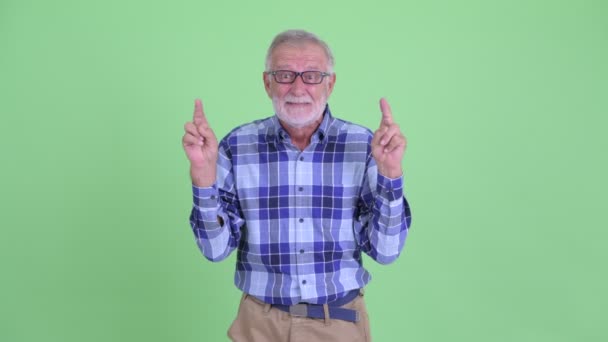 Senior homem hipster barbudo desejando com os dedos cruzados — Vídeo de Stock