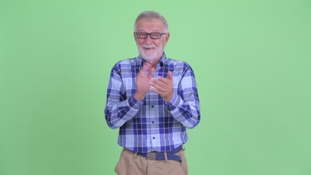 Happy senior bearded hipster man clapping hands — Stock Video