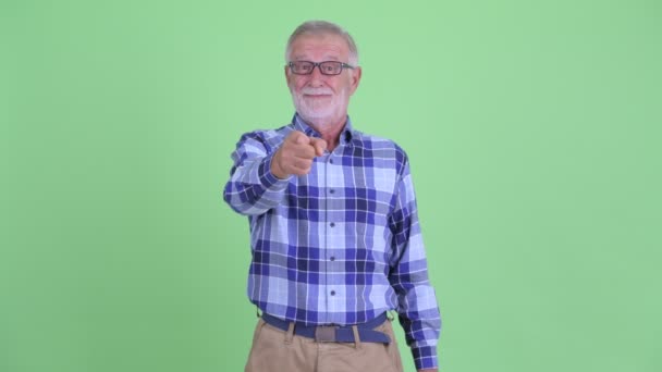 Happy senior bearded hipster man pointing at camera — Stock Video