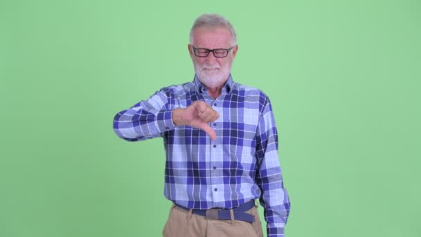Benadrukte Senior bebaarde hipster man geven duimen naar beneden — Stockvideo