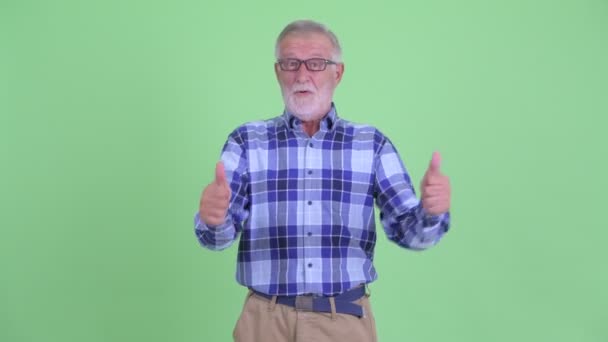 Feliz sênior barbudo hipster homem dando polegares para cima e olhando animado — Vídeo de Stock