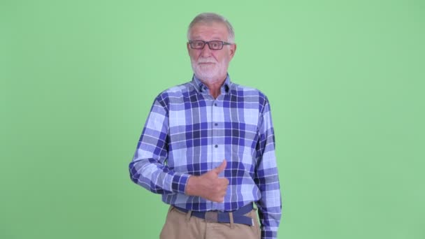 Glædelig senior skægget hipster mand giver tommelfingre op – Stock-video