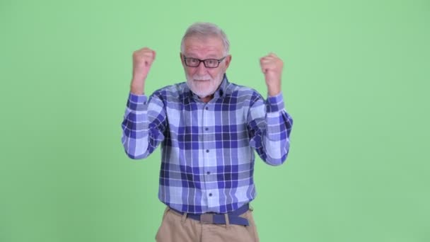 Gelukkig Senior bebaarde hipster man het krijgen van goed nieuws — Stockvideo