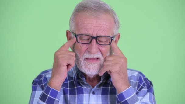 Лицо старшего бородатого хипстера, страдающего головной болью — стоковое видео
