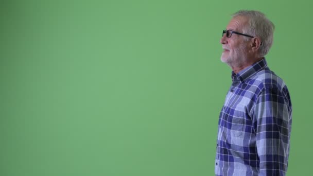 Profilové zobrazení šťastného staršího vousatého muže s úsměvem — Stock video