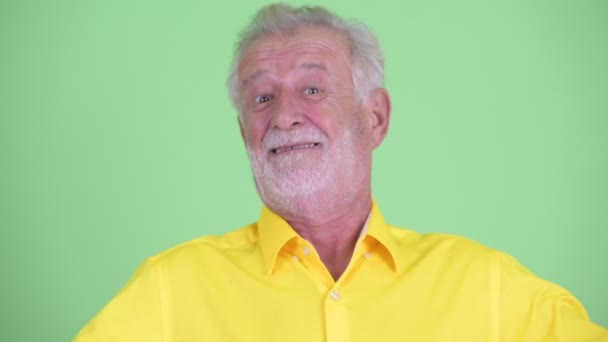 Щасливий старший бородатий бізнесмен посміхається і сміється — стокове відео