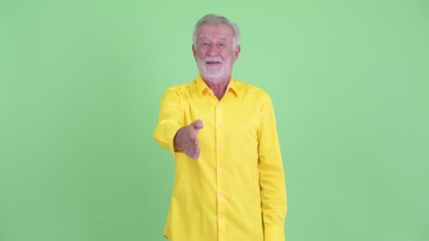 Šťastný starší vousatý obchodník poskytující podání ruky — Stock video