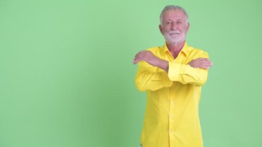Mutlu üst düzey sakallı işadamı bir şey dokunmadan