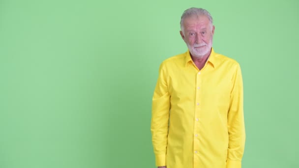 Boldog Senior szakállas üzletember megható valamit, és amely remek — Stock videók