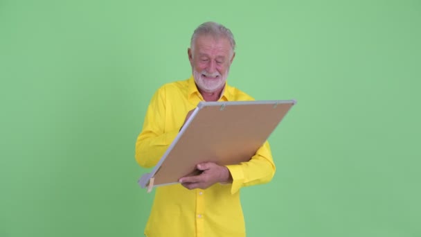 Komik üst düzey sakallı işadamı yardım işareti ile beyaz tahta tutan — Stok video