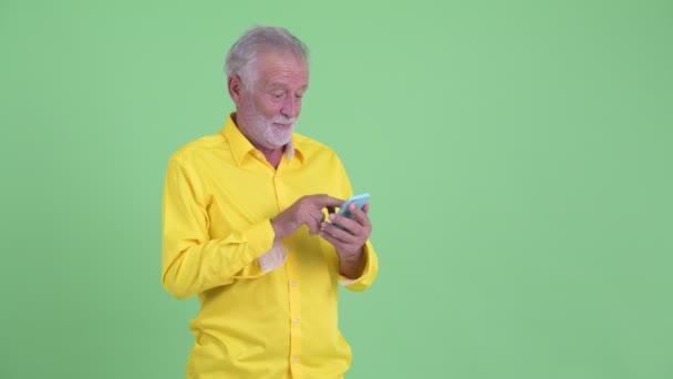 Feliz hombre de negocios barbudo senior usando el teléfono — Vídeos de Stock