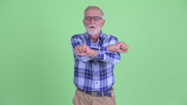 Наголошений старший бородатий хіпстер показує стоп жест — стокове відео