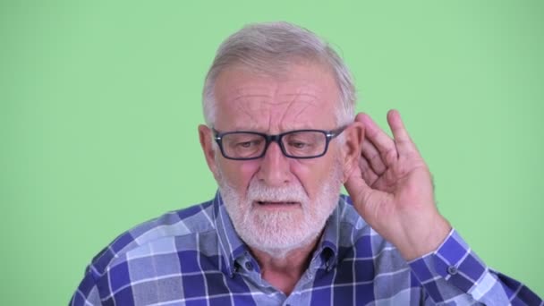 Nyfiken Senior skäggiga hipster man lyssnar — Stockvideo