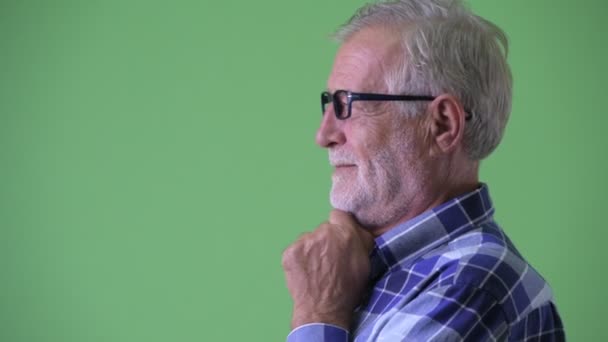 Крупним планом вид з профілю щасливого старшого бородатого хіпстера мислення — стокове відео