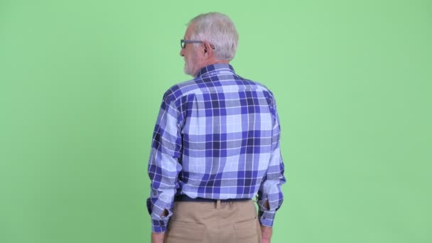 Achteraanzicht van senior bebaarde hipster man denken en wachten — Stockvideo