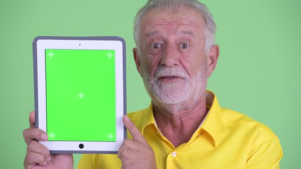 Tvář šťastného staršího vousatého podnikatele zobrazující digitální tablet — Stock video