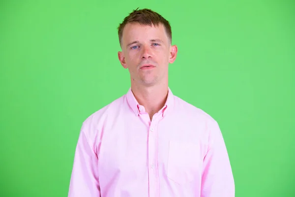 Rostro de hombre de negocios con camisa rosa mirando a la cámara —  Fotos de Stock