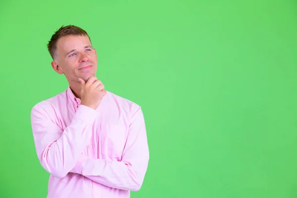 Estudio de un hombre de negocios pensando y mirando hacia arriba —  Fotos de Stock