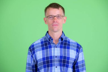 Kameraya bakan gözlüklü hipster adamın yüzü