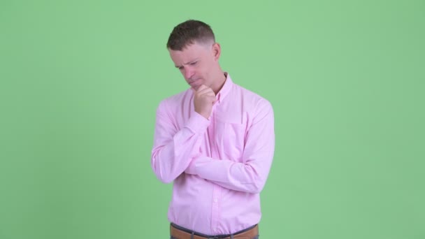Porträtt av stressade affärsman tänkande och tittar ner — Stockvideo