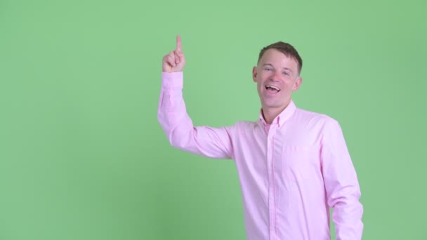 Портрет щасливого бізнесмена, який вказує і виглядає здивованим — стокове відео