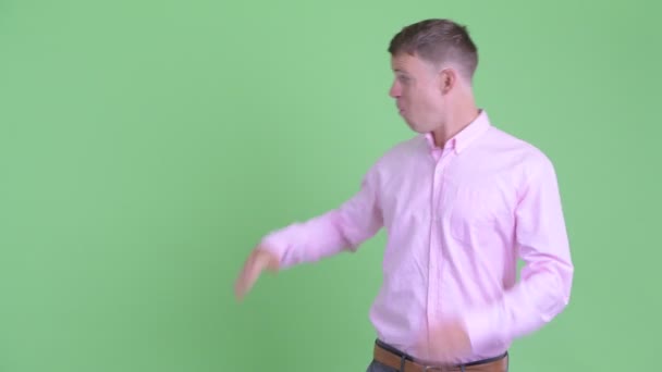 Retrato de un hombre de negocios feliz chasqueando los dedos y mirando sorprendido — Vídeos de Stock