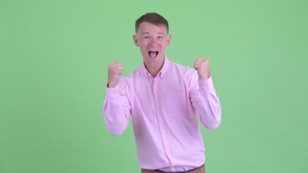 親指を上げて興奮して見える幸せなビジネスマンの肖像画 — ストック動画