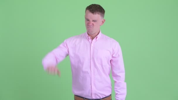親指を下げる怒ったビジネスマンの肖像画 — ストック動画