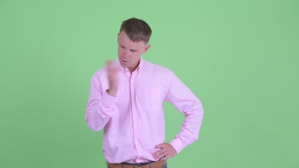 Porträtt av stressad affärsman som ser sig omkring och känner sig upprörd — Stockvideo
