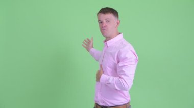 Mutlu işadamı vlogging ve kamera ile konuşurken Portresi